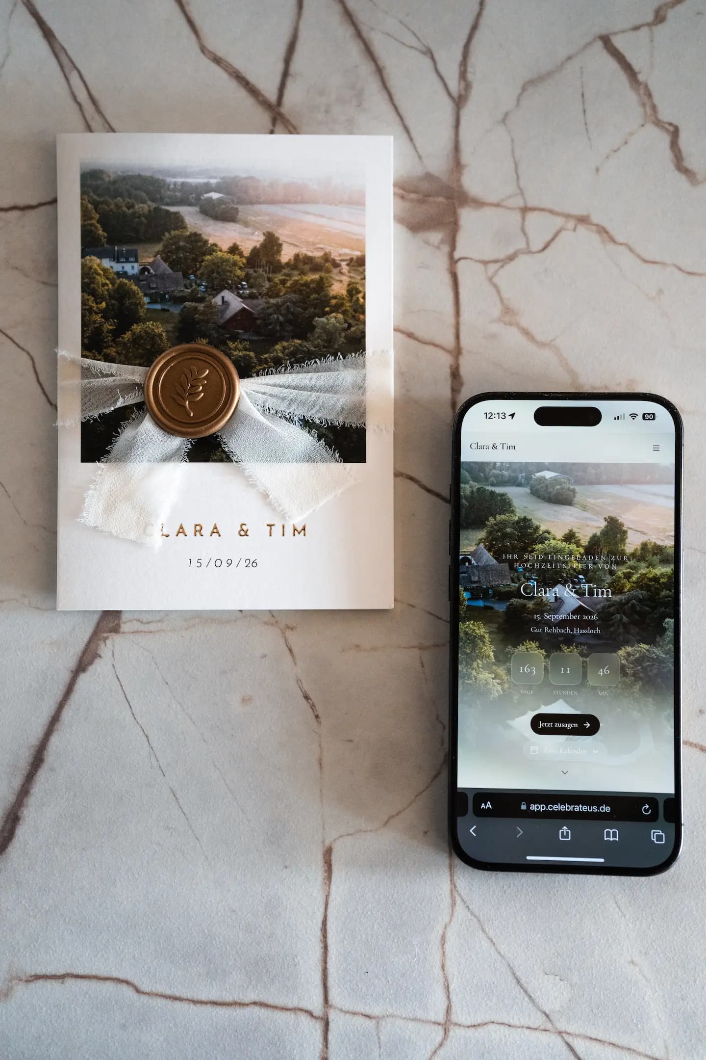 Gedruckte Hochzeitseinladung von Clara & Tim mit Wachssiegel und Seidenband, daneben ein Smartphone mit der digitalen Hochzeitswebseite samt Countdown und Zusagen-Button